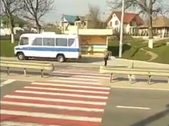 Вышедший передать брынзу водитель автобуса заставил ждать пассажиров и вызвал их гнев 