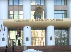 Мужчина атаковал здание парламента Молдовы бутылкой с зажигательной смесью