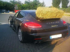 Porsche, столкнувшись в Чимишлии, «искупался» в сене