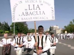 Сотни людей в традиционных костюмах прошли по ПВНС на видео