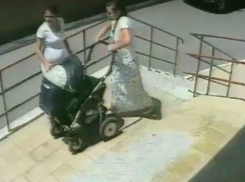 Дерзкое похищение детской коляски беременной женщиной с подругой в столице попало на видео