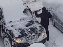 Мужчина с пилой набросился на свой заснеженный автомобиль на улице Кишинева