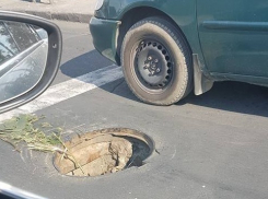 В центре Кишинева водители ломают автомобили из-за открытого люка