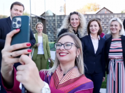 Санду поздравила с 8 марта, напомнив о «вызовах, опасностях» и равноправии