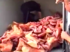 Опасную свинину и подозрительных мужчин на Центральном рынке  сняли на видео