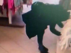 Видеокамеры одного из магазинов одежды в столице запечатлели момент беззастенчивой кражи