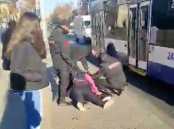Женщина, не надевшая маску перед посадкой в троллейбус, упала в обморок во время скандала