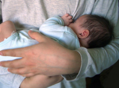 Маленький ребенок из многодетной семьи погиб после падения в туалет в Яловенах