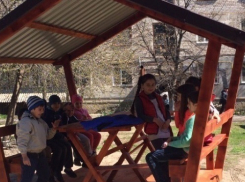 Две новые беседки установили в одном из микрорайонов Басарабяски