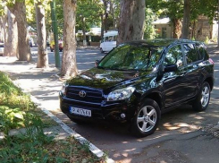 Автохамы на столичной улице устроили западню для женщин с детскими колясками