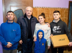 Додон оказал помощь двум многодетным семьям из Молдовы