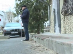 Столичный водитель обвиняет слепого в том, что тот разбил ему лобовое стекло