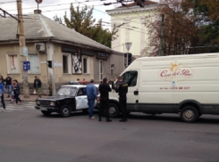 В Кишиневе столкнулись микроавтобус и полицейский автомобиль