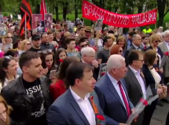 Многотысячная колонна участников Марша Победы начала движение 