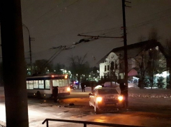 Такси врезалось в троллейбус у посольства Украины в Кишиневе