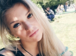 Беременная блондинка показала себя в интересных местах Молдовы и заявила, что девочек «рожают раньше»