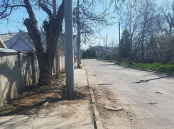 Жителей Бендер лишили единственного тротуара, вкопав столбы