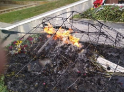 Вандалы сожгли венки на Вечном огне Мемориала славы в Комрате
