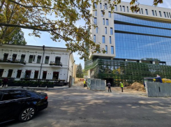 Контрасты Кишинева - два соседних здания, а какая разница в сохранении одного и в «преобразовании» другого