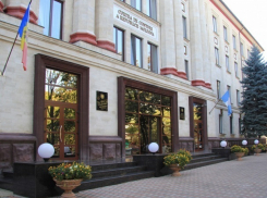 Госслужащим Счетной палаты решили поднять зарплату до 48 000 леев