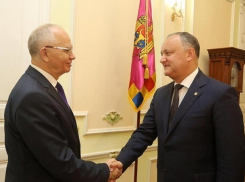 Президент Молдовы провел срочную встречу с послом России