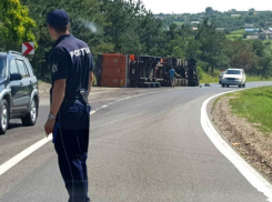 Грузовик с семечками перевернулся, водитель получил многочисленные травмы