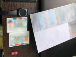Изготавливали фальшивые румынские паспорта прямо в офисе - полиция провела громкое задержание