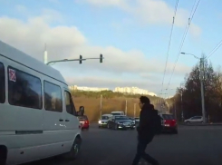 В Кишиневе подросток едва не попал под машину, торопясь к маршрутке
