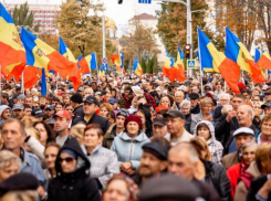 50 тысяч человек требуют на улице отставки Майи Санду и власти PAS