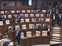 «Страх» вынудил парламентское большинство сорвать вотум недоверия министру здравоохранения