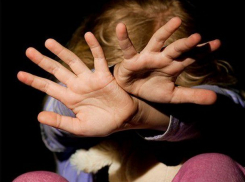 21-летний мужчина предстанет перед судом за сексуальное насилие над своими младшими сестрами 