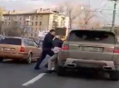 В Кишиневе снова драка - на этот раз прямо под колесами машин