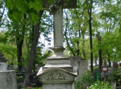 У пушкинского надгробия на Центральном кладбище Кишинева