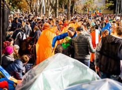 Полиция через суд требует остановить протесты у парламента