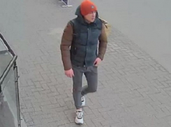 Полиция просит помощи в поиске молодого человека, который украл золотую цепочку