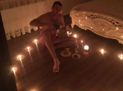 «Сейчас будет секс»: фото голого Порошенко в красных трусах опубликовала его жена