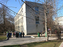 Дети теряли сознание, родители подняли панику: в столичном лицее произошел пожар