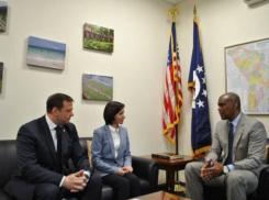 Обвинив социалистов в поездке в Москву, Нэстасе на следующий день отправился вместе с Санду к послам США и ЕС