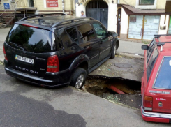 Мегапровал на парковке в центре Одессы: в яму рухнули автомобили