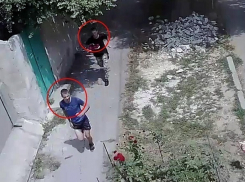 Молодые люди, срывавшие с женщин в Кишиневе золотые цепочки, попали на видео