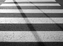 Сомнительные забавы подростков – в Кишиневе девушки фотографируются, лежа на «зебре»