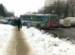 Необычная авария: троллейбус врезался в водительскую дверь минивэна в Бельцах