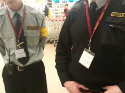 До крови из носа: охранники столичного супермаркета поиздевались над школьницами