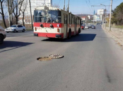 В Кишинёве плохо зафиксированный канализационный люк вспорол покрышку автомобиля