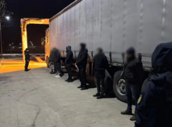 На границе поймали грузовик с мигрантами - каждый платил по 12 000 долларов