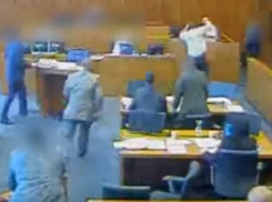 Член уличной банды пытался в суде убить свидетеля шариковой ручкой и стал героем драматичного видео 