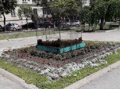 Декоративный кубик дотла сгорел на газоне в Кишиневе