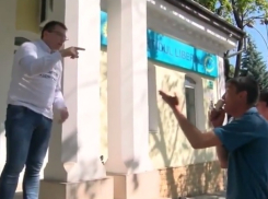 Агрессивного либерала, вышедшего на протест социалистов, сняли на видео