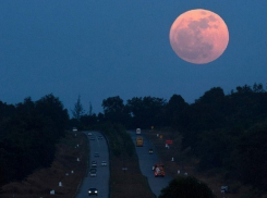 Изумительное суперлуние прошлой ночи показали на видео 