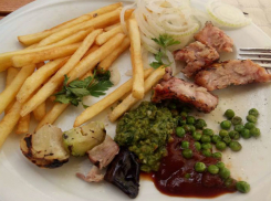 «Явным издевательством» назвали кишиневцы отвратительный шашлык в столичном заведении